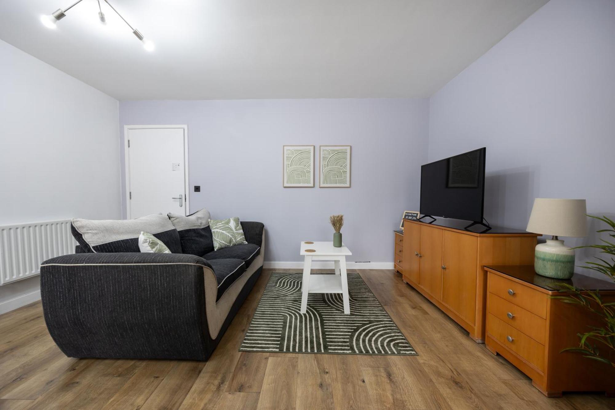 Deluxe 3br, Free Parking, Near Town Center Apartment *