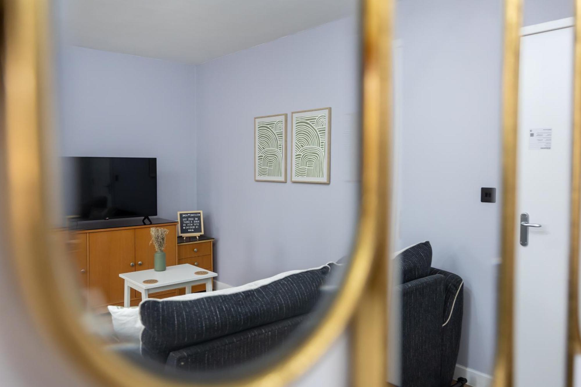 Deluxe 3br, Free Parking, Near Town Center Apartment *