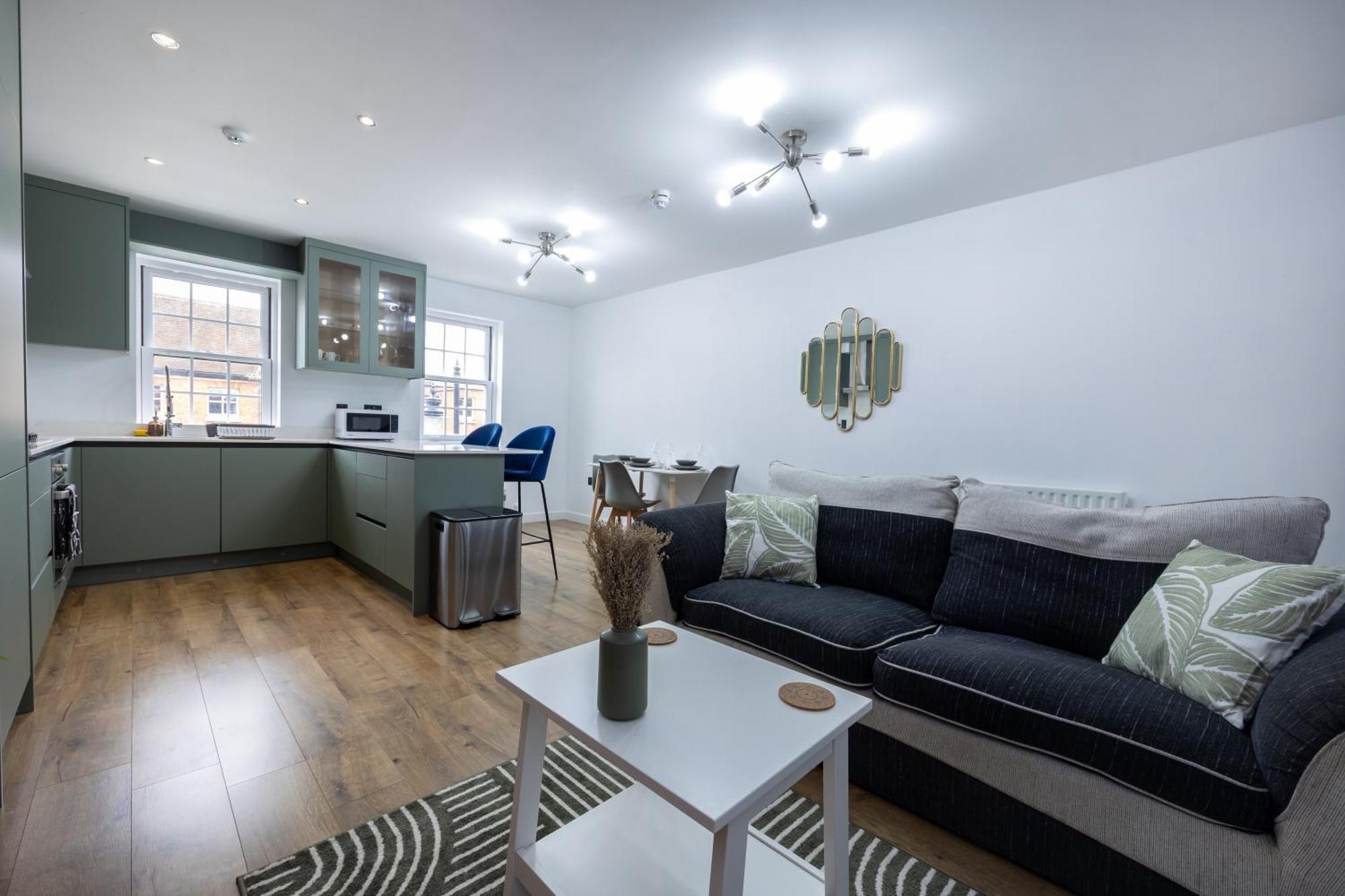 Deluxe 3br, Free Parking, Near Town Center Apartment Reading