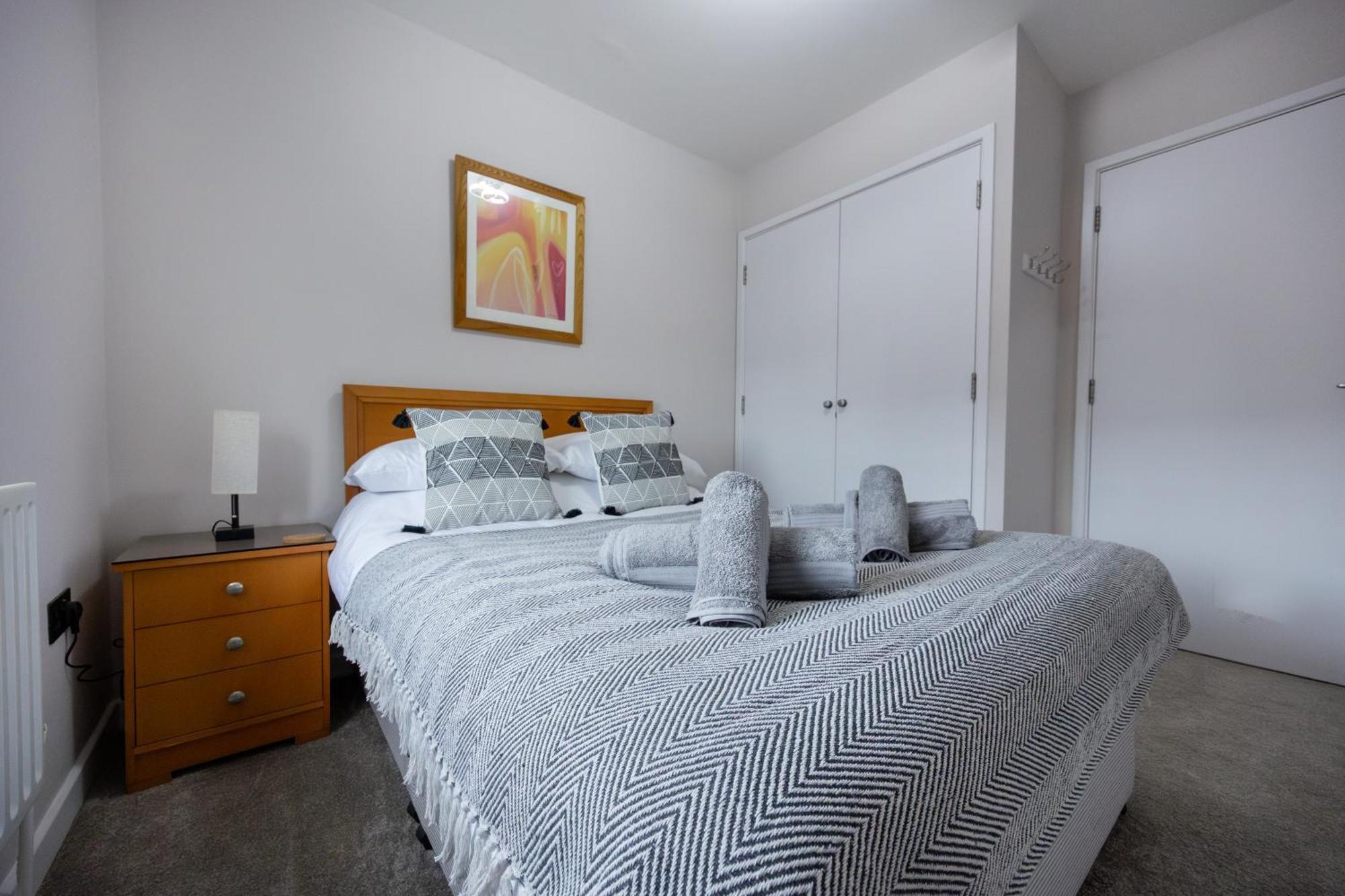 Deluxe 3br, Free Parking, Near Town Center Apartment *