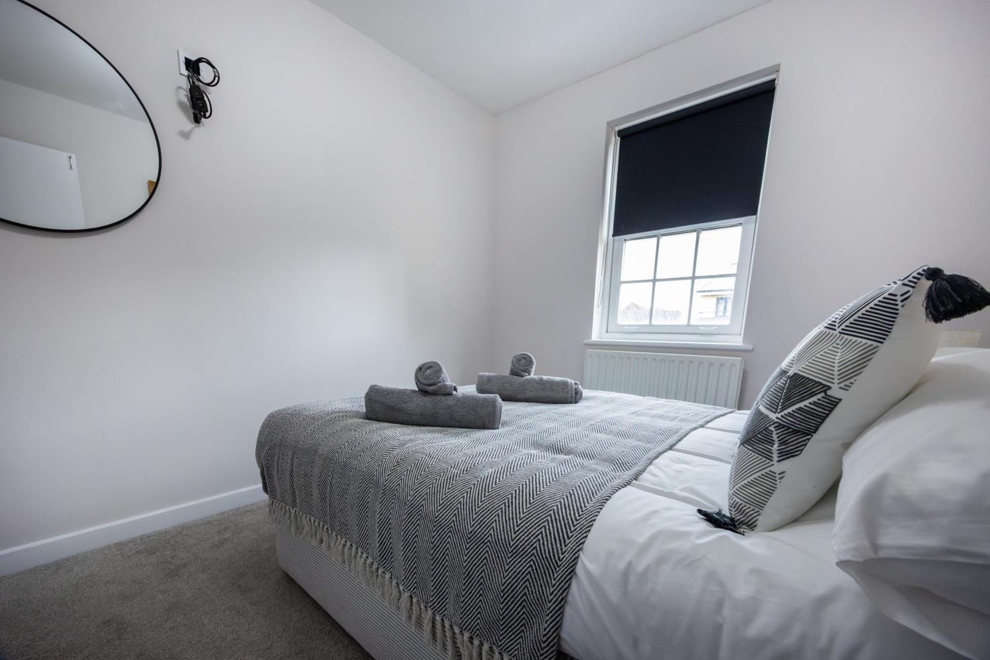 Deluxe 3br, Free Parking, Near Town Center Apartment