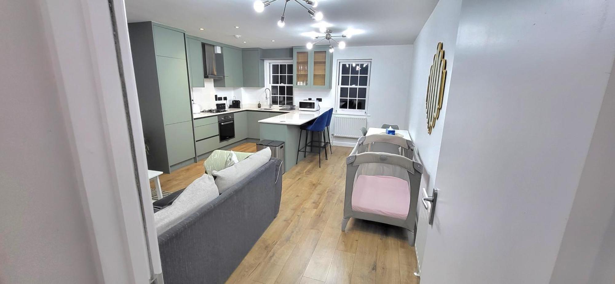 Deluxe 3br, Free Parking, Near Town Center Reading